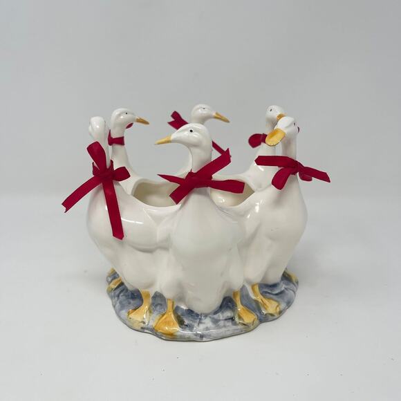 VTG Gaggle of Geese Ceramic Planter White Small Round Red Bows Cottage Farmhouse - Picture 3 of 8